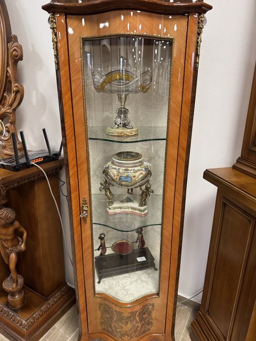 Vitrina deosebita din lemn masiv cu intarsii si elemente bronz