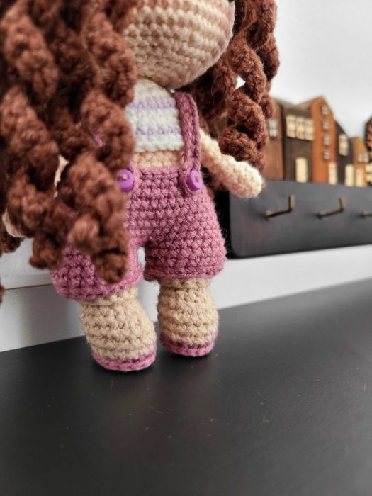 Păpușă croșetată manual – 16 cm de delicatețe, haine detașabile