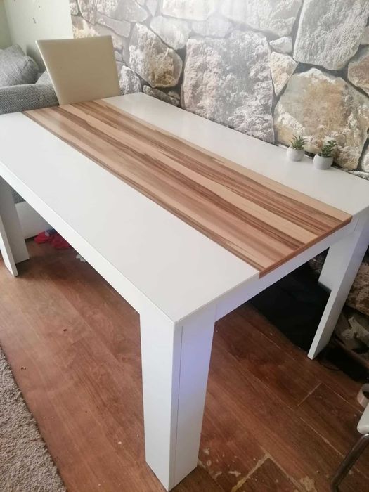 Трапезна маса , бяла с цветен детайл , голяма