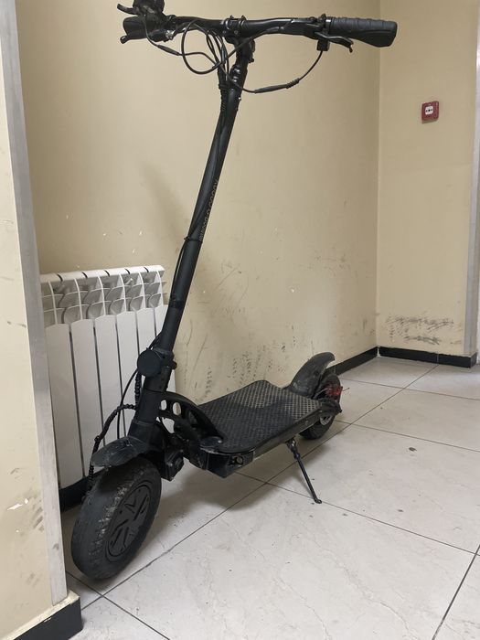 Продам электросаиокат kugo g booster