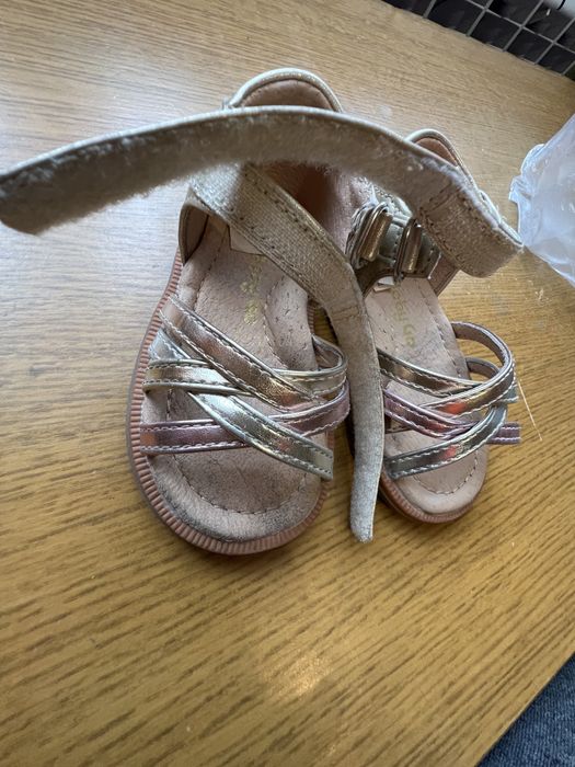 Продам детскую обувь