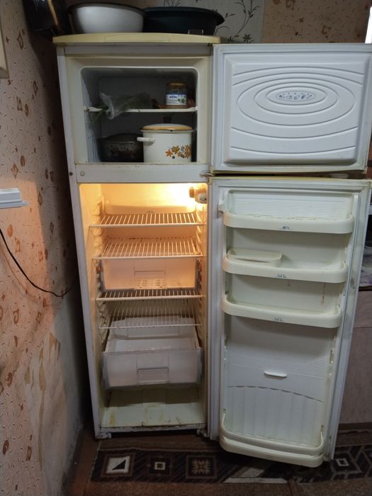 Продам холодильник на запчасти