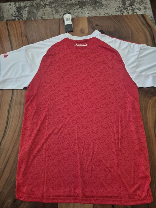 Новите тениски на Арсенал 25/26