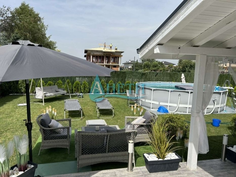 Стилно обзаведена къщи 200м2 с двор 521м2 в гр.Костинброд