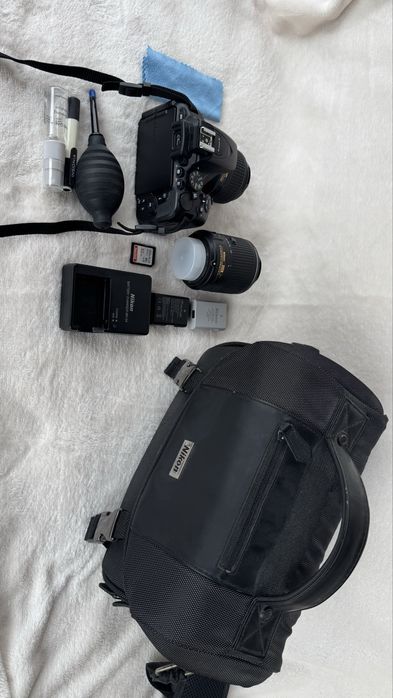 Nikon D5500 + 2 obiective (18-55 VR + 55-200 VR) + 2 baterii + încărcător + geantă/sacoșă + card 32GB