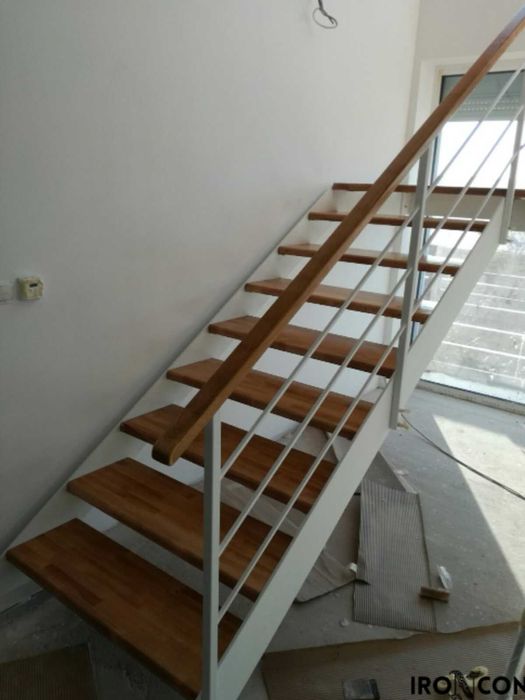 Scara cu vang laterat și sticlă