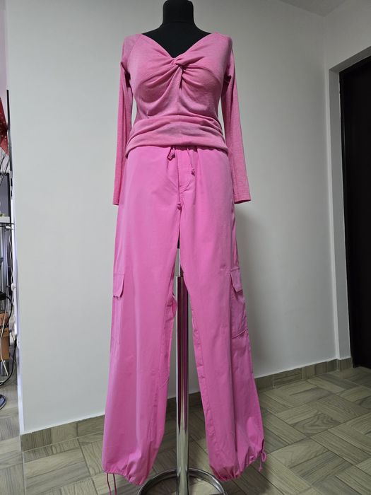 Pantaloni dama fucsia cu buzunare laterale si pe picior