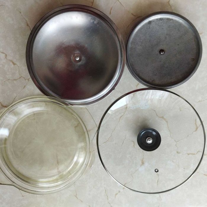 Мантышница,сковородка и разные крышечки для посуды.