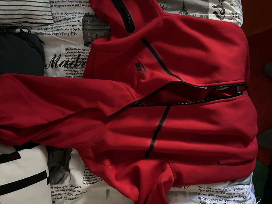 Nike tech rosu(nu se mai gaseste in magazine)