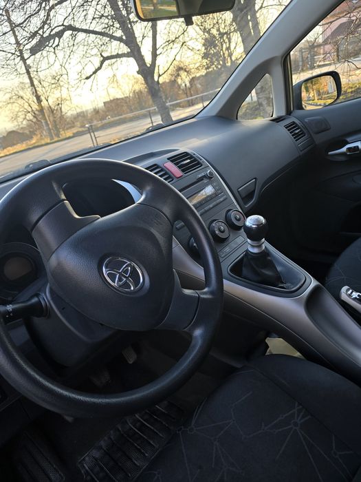 Тойота аурис 1.3 бензин