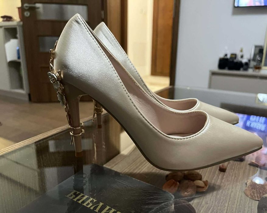 Обувки на висок ток