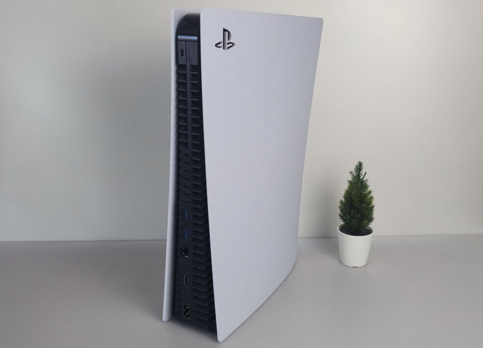 Реновирана конзола Sony Playstation 5 Digital 825GB 1 джойстик