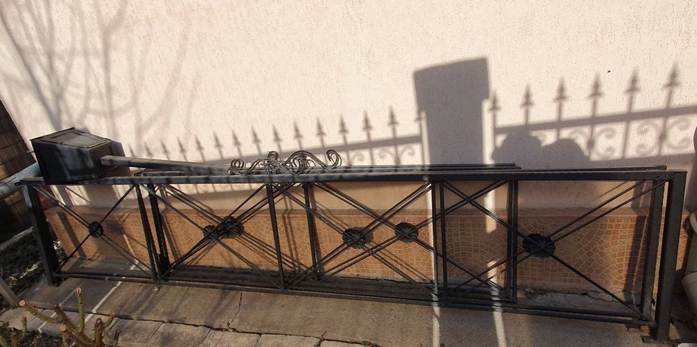 Grilaj din fier forjat cu felinar pentru 2 locuri de veci.