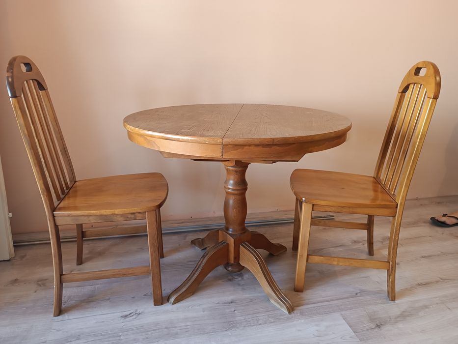 Дървена разтегателна маса с 4 стола