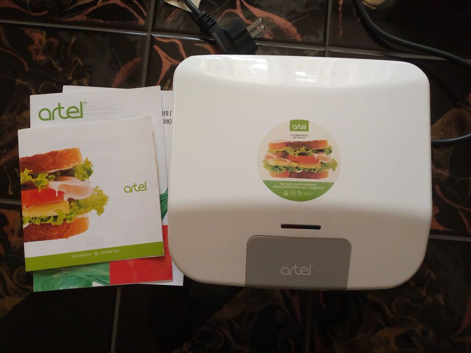 Сендвичница в новом состоянии с книжкой рецептов