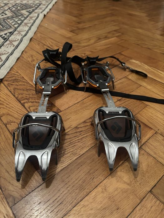 Coltari Black Diamon Sabertooth Pro, full automati, aproape noi