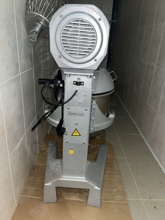 Професионален сладкарски миксер с 3 представки