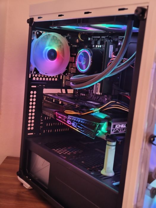 Vand unitatea PC gaming: RTX 3070 8GB | i7-10700F | SSD SAMSUNG 500GB