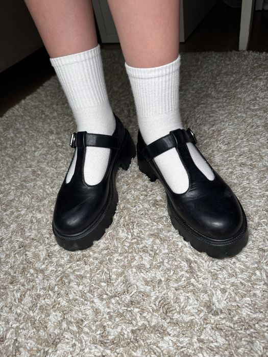 Продам 2 пары туфель для девочки