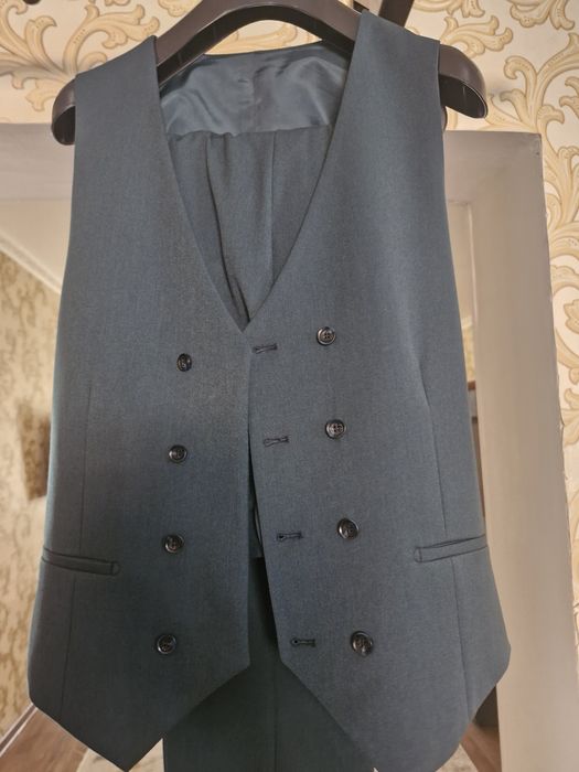 Костюм тройка продается