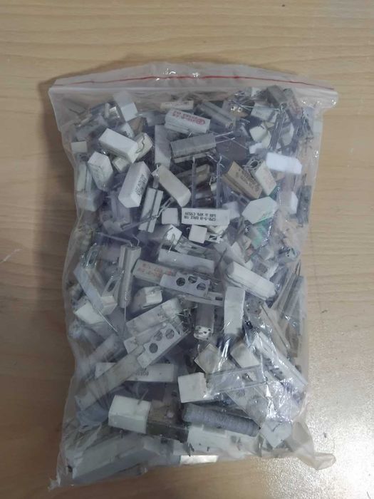 Лот електронни компоненти