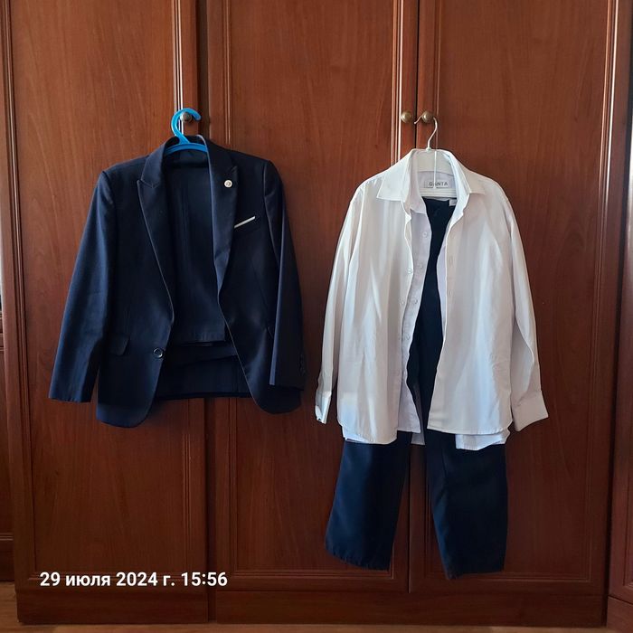 Костюм тройку +рубашки +брюки
