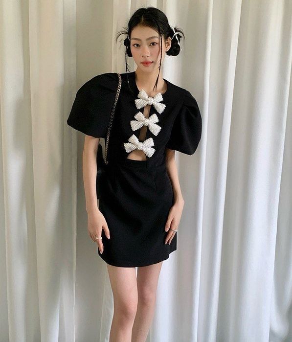 Черное платье с жемчужными бантами