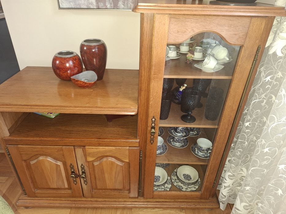 Масивни дървени шкафове и витрини