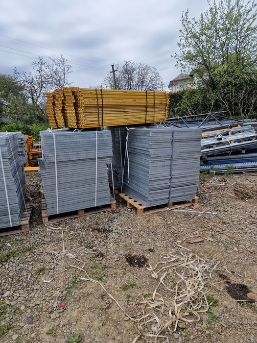 Gratare galvanizate noi, robuste și durabile, ideale pentru diverse aplicații în construcții sau amenajări exterioare. Acestea sunt fabricate din oțel