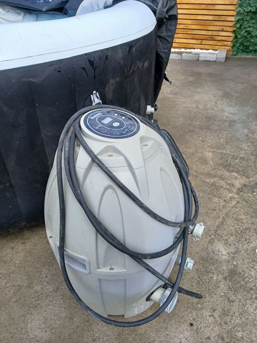 Jacuzzi gonflabil cu hidromasaj si incalzire