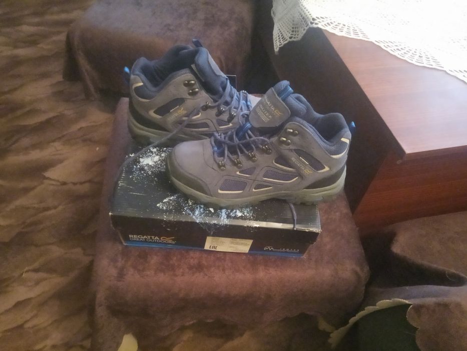 Маратонки за планина те са много здрави и са много одбни те са 42номер