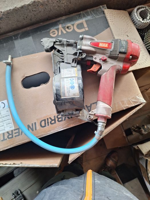 Pistol cu impact pentru cuie profesional si cuie pentru el