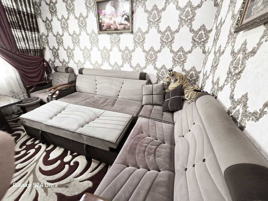 Диван кровать,1 кресло ,4 пуфика и стол+ подарок чехлы от пуфика и див