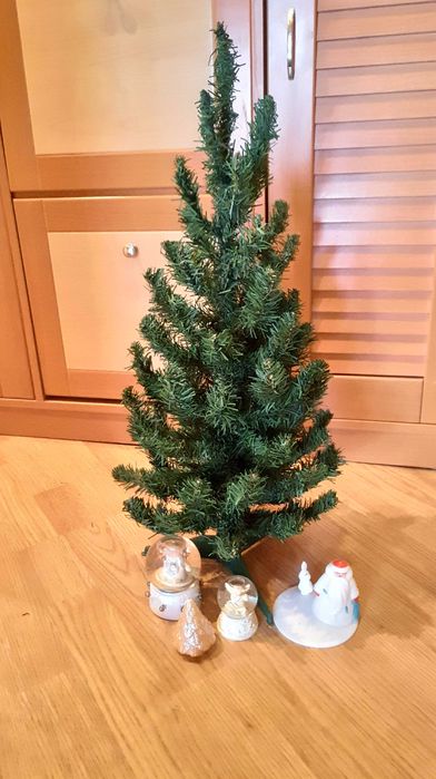 Искусственная настольная елочка.