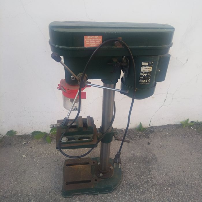Настолна бормашина мощност 
400W / 1400 об.мин
Комплект с менгеме
Отрезната машина за плочки е предназначена за линейно рязане на плочки,