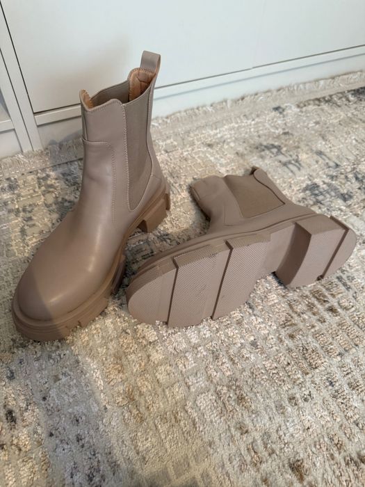 Caпоги новые светлые весенние