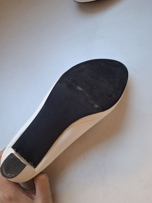 Бели обувки на ток