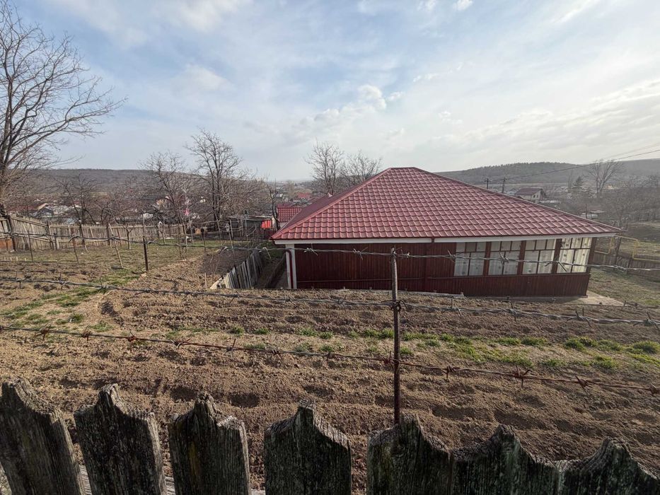 Casa de vanzare + teren 1000 mp, intravilan, Podu Iloaiei