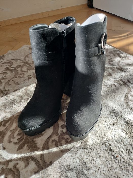 Дамски велурени боти