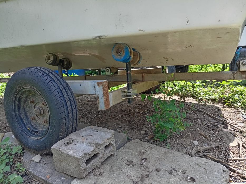 Barcă cabinată + trailer – ideală pentru proiect