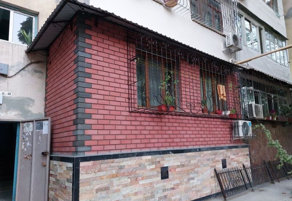 Кладка кирпича балконов Решотки козерок