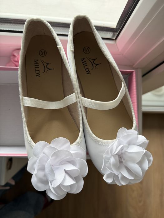 Продам белые балетки детские