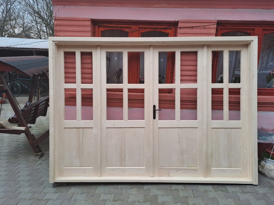 Producător de uși și ferestre din lemn masiv,brad.