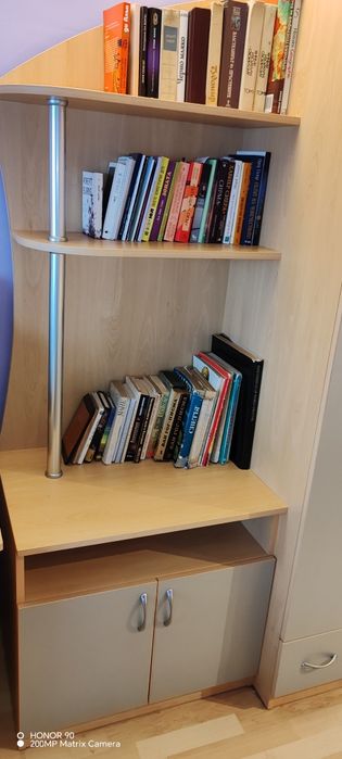 Стилни бюро и гардероб