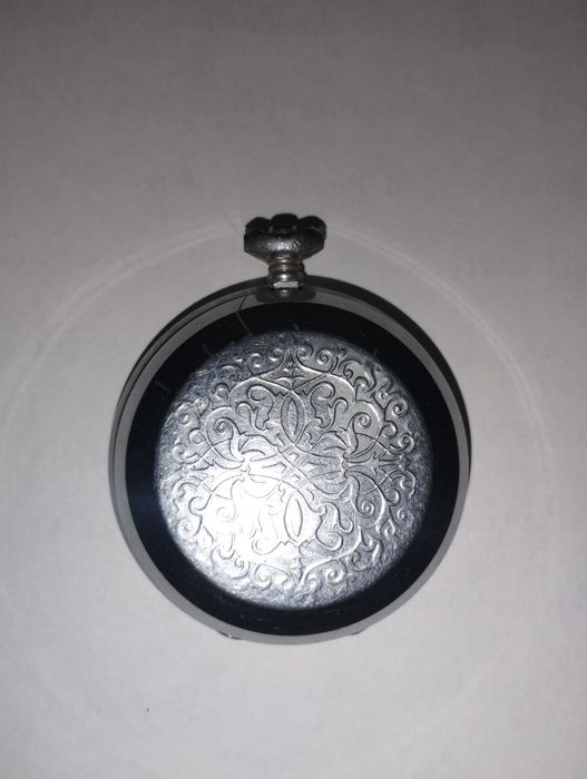 Antikvar soatlar sotiladi.