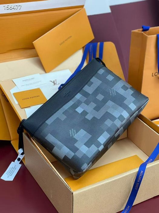 Чанта Louis Vuitton Takeoff Pouch