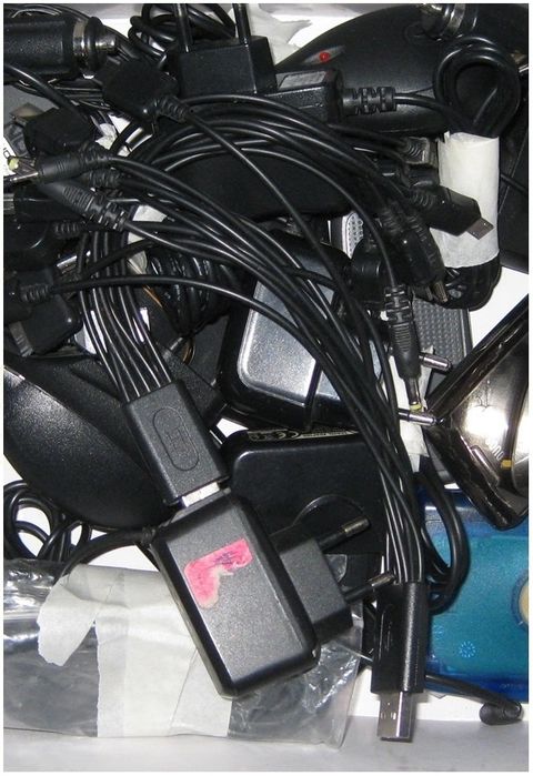 Шнуры, кабели, порты, старые телефоны, провода, USB  и зарядки полная