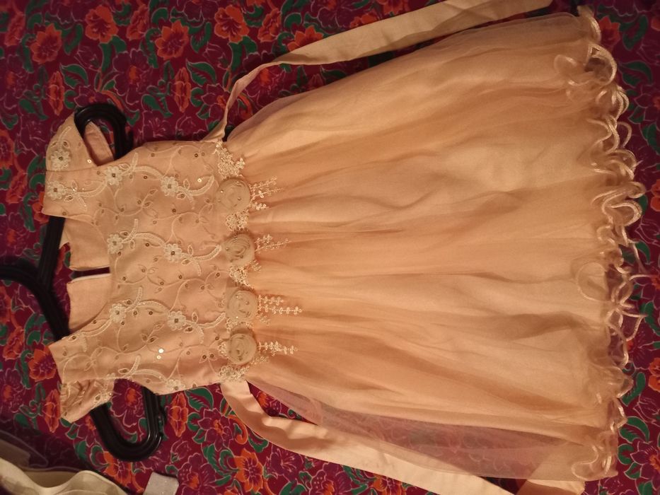 Продам платье для девочки 4 года