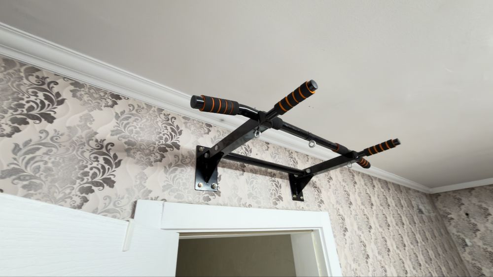 Турник настенный