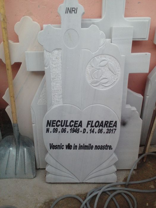 Stâlpi monumente cruci din marmură